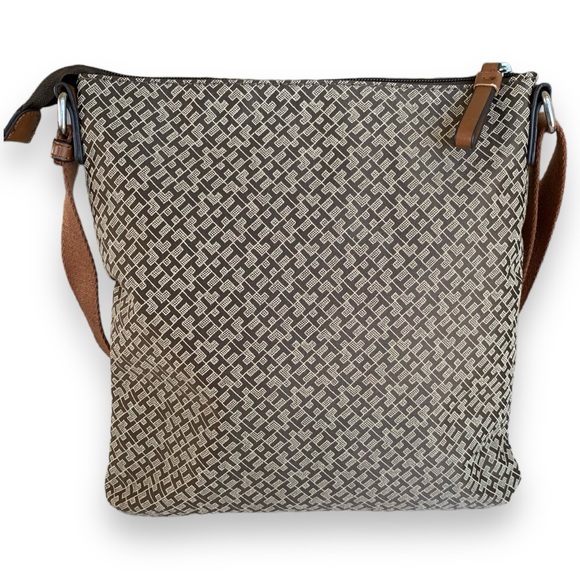 TOMMY HILFIGER GARDEN CLASSIC MEDIUM CROSSBODY GEO JACQUARD BAG - Picture 2 of 8